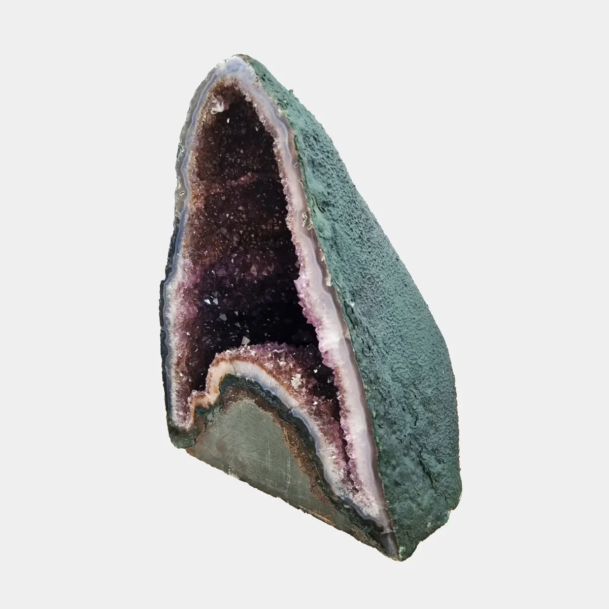 Prvi stranski pogled poudari elegantno ukrivljenost geode ter plastovito kristalno strukturo z naravno simetrijo.