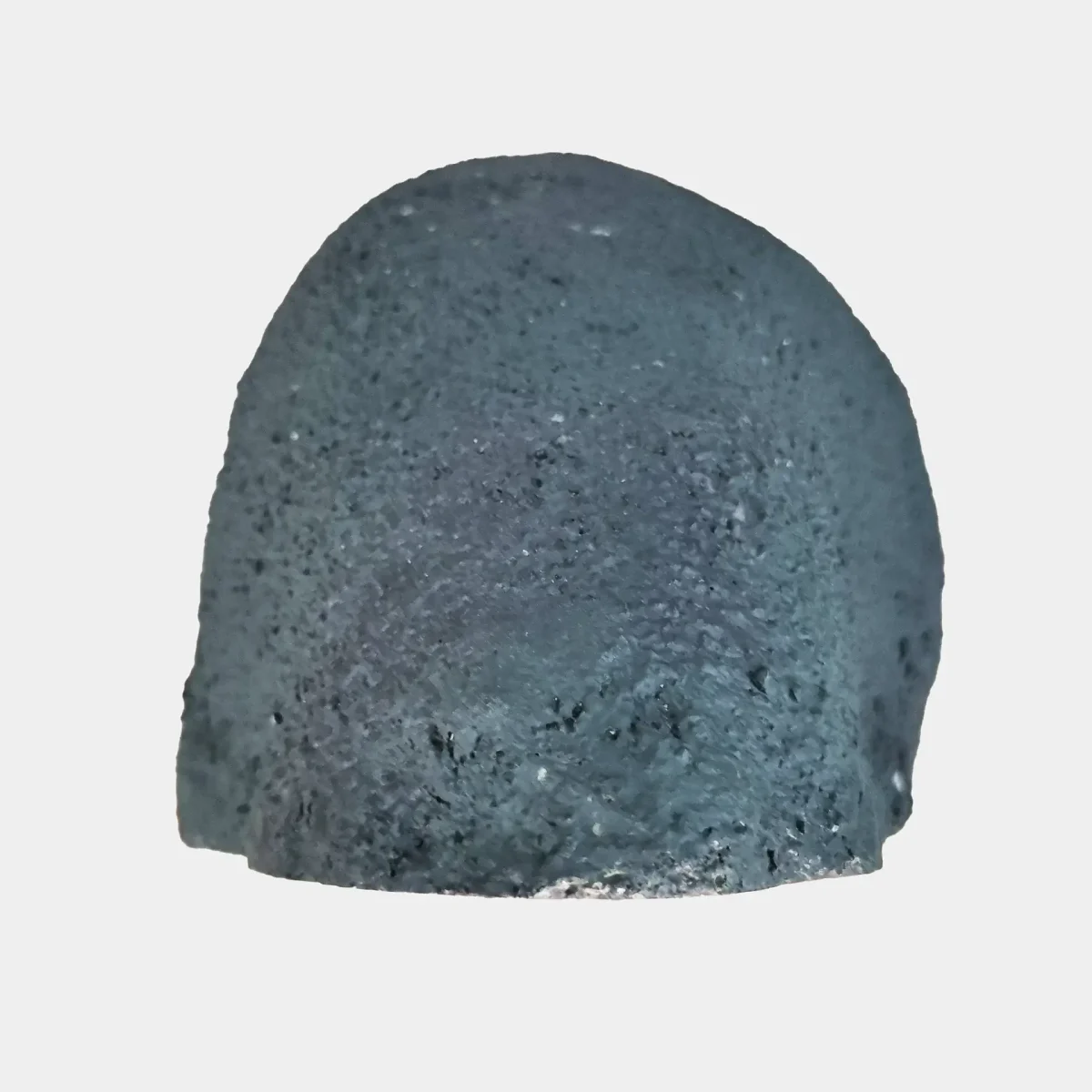 Pogled od zgoraj razkriva odprto obliko geode in nežno plastenje vijoličnih kristalov.