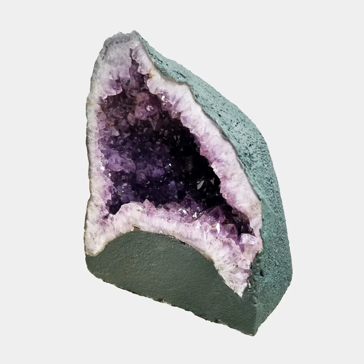 Prvi stranski pogled razkriva elegantno zaobljene linije in naravno globino te brazilske ametistove geode.