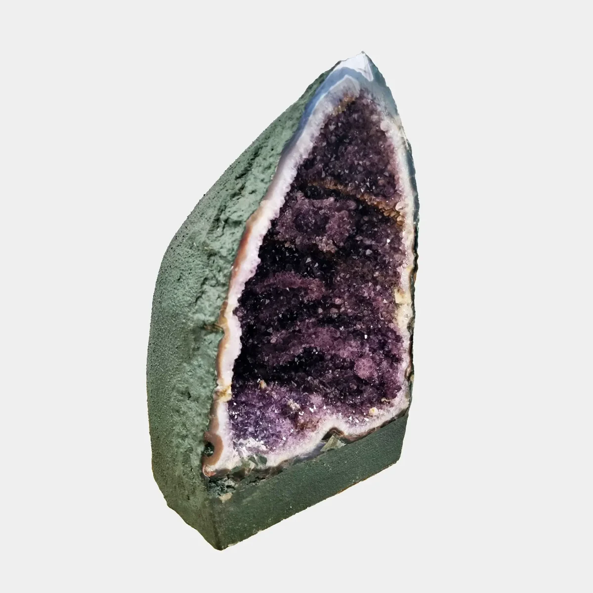 Drugi stranski pogled poudarja uravnotežene proporce in prefinjeno kristalno teksturo.