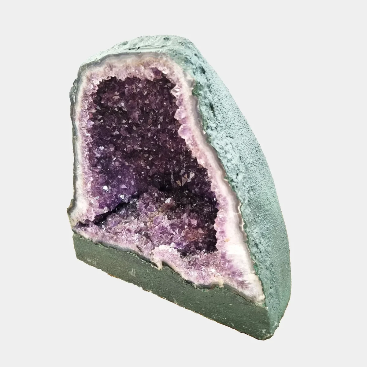 Prvi stranski pogled prikazuje elegantno zaobljene linije geode ter uravnoteženo globino kristalov z naravno kremenovo plastenostjo.