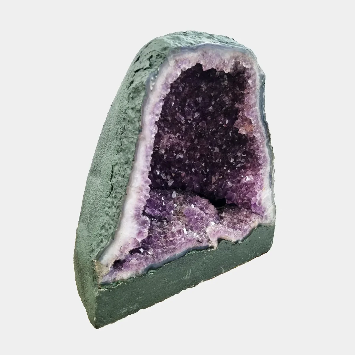 Drugi stranski pogled poudarja prelivanje barv in prefinjeno strukturo te brazilske ametistove geode.