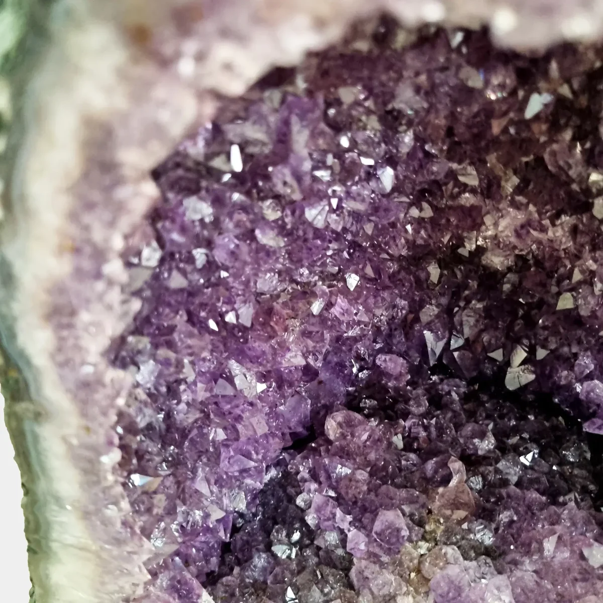 Makro pogled prikazuje ametistove konice v bogatih vijoličnih tonih z nežno izrisano naravno geometrijo.