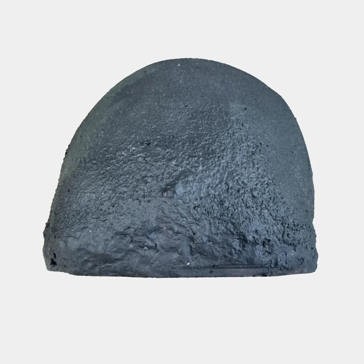 Pogled od zgoraj prikazuje kupolasto obliko in gladko bazaltno teksturo geode.