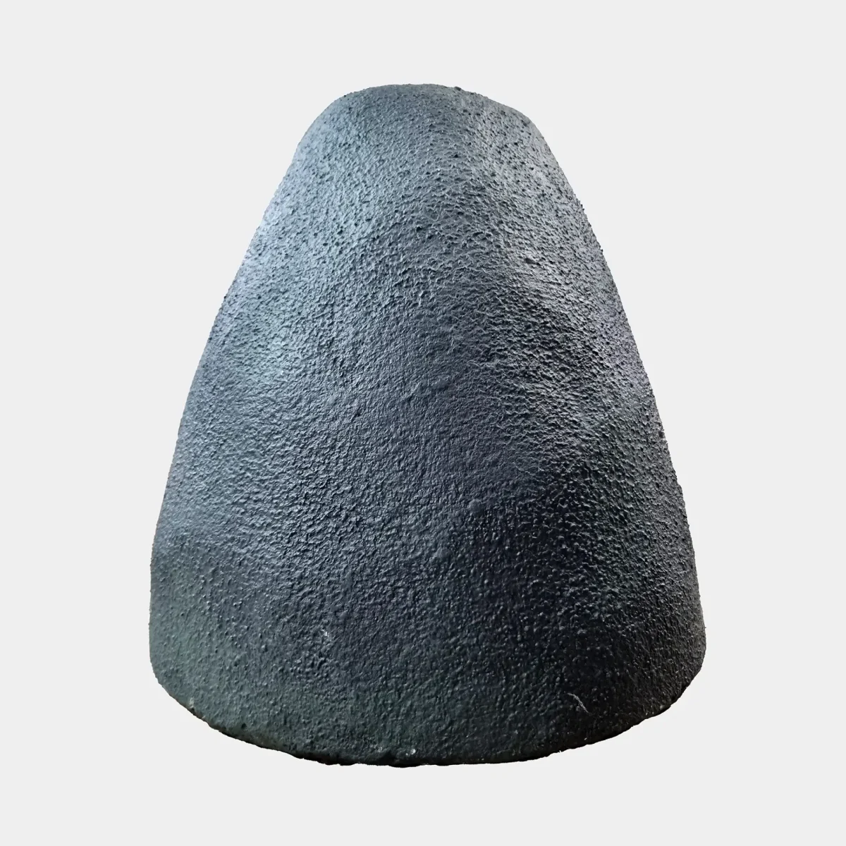 Zadnji pogled na ametistovo geodo razkriva naravno bazaltno površino in trdno zunanjo strukturo, značilno za brazilske geode.