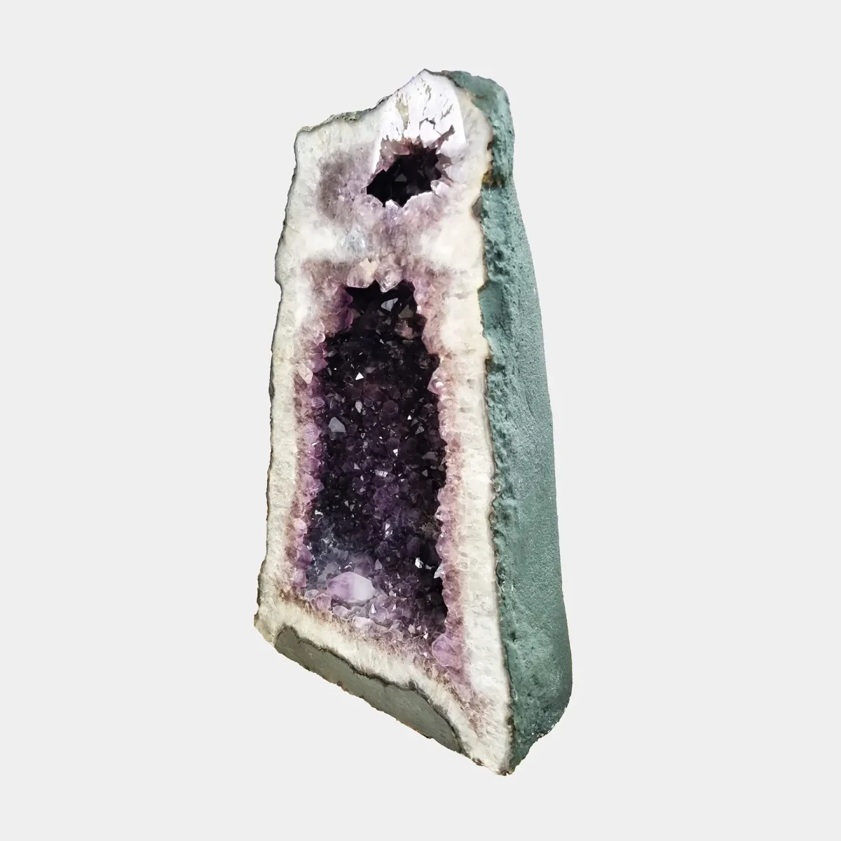 Drugi stranski pogled poudarja prefinjene proporce, plastenje kristalov in naravno simetrijo geode.