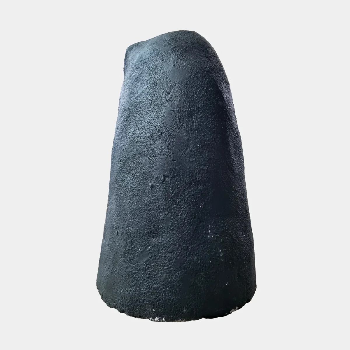 Zadnji pogled na ametistovo geodo razkriva čvrsto bazaltno teksturo in naravne linije zunanjega dela.