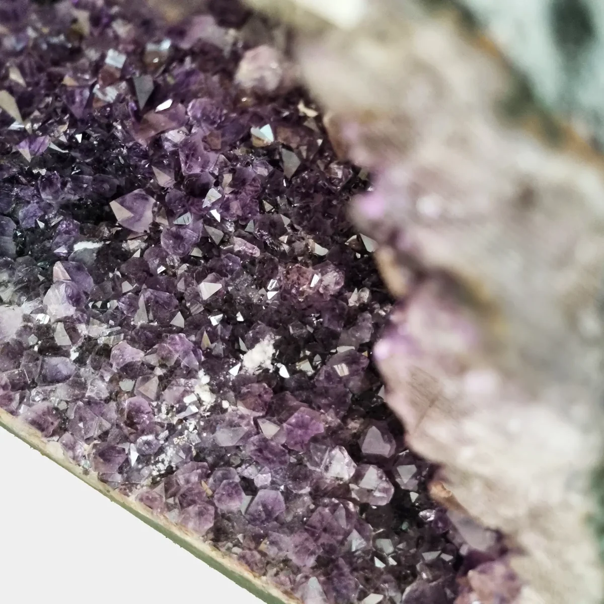 Makro posnetek notranje površine kristalov prikazuje naravni lesk in prefinjeno mineralno strukturo.