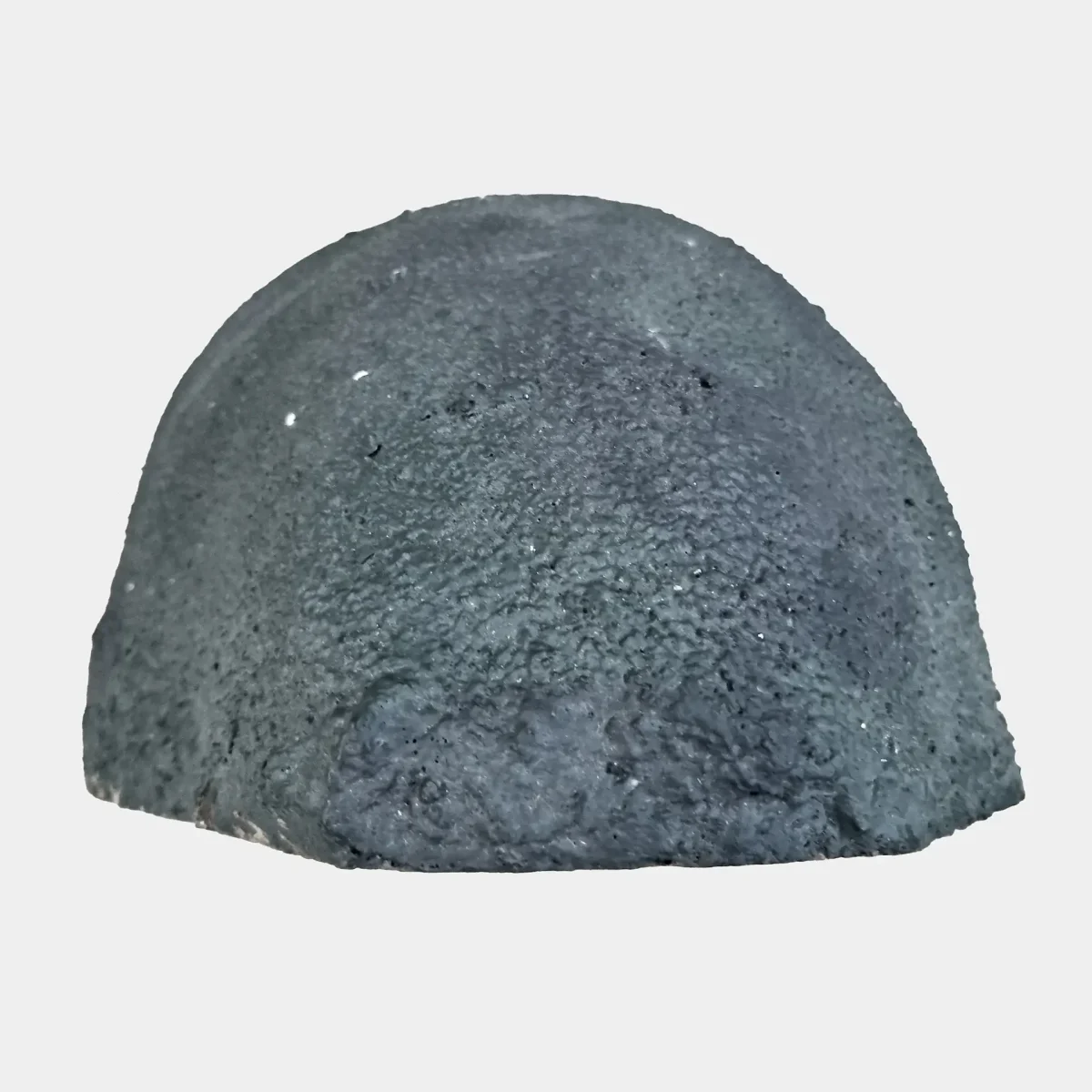 Pogled od zgoraj razkriva zaobljeno zgornjo obliko geode in naravni vzorec površine.