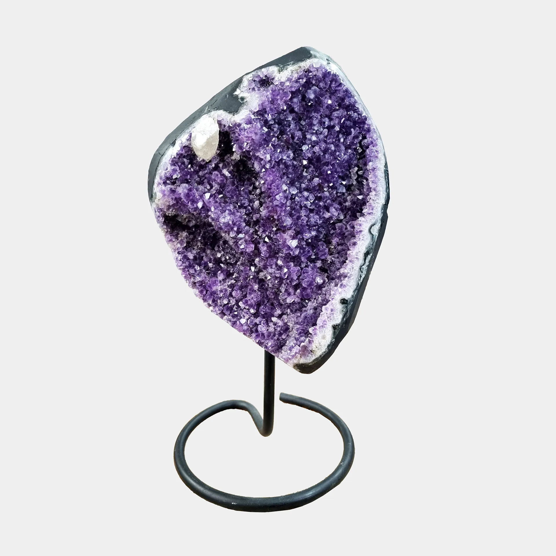 Amethyst on Stand N°1 – 41 cm Hand-selected Luxury Amethyst geode on elegant black metal stand – 41 cm collector piece from the Saluxe Premium Gemstone Collection
