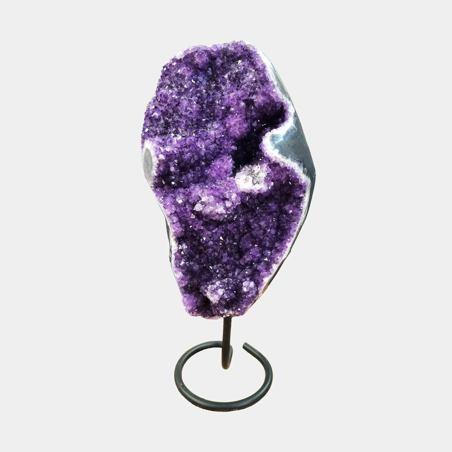 Amethyst on Stand N°3 – 39 cm – Front View Front view of hand-selected Brazilian Amethyst on black metal stand – 39 cm collector piece from the Saluxe Premium Gemstone Collection.