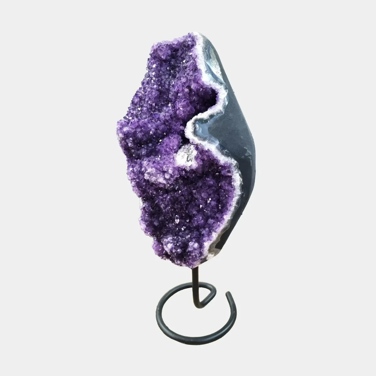 Drugi stranski pogled poudarja naravne obrise kristalov, sijoče ploskve in preplet bazalta ter kremena.