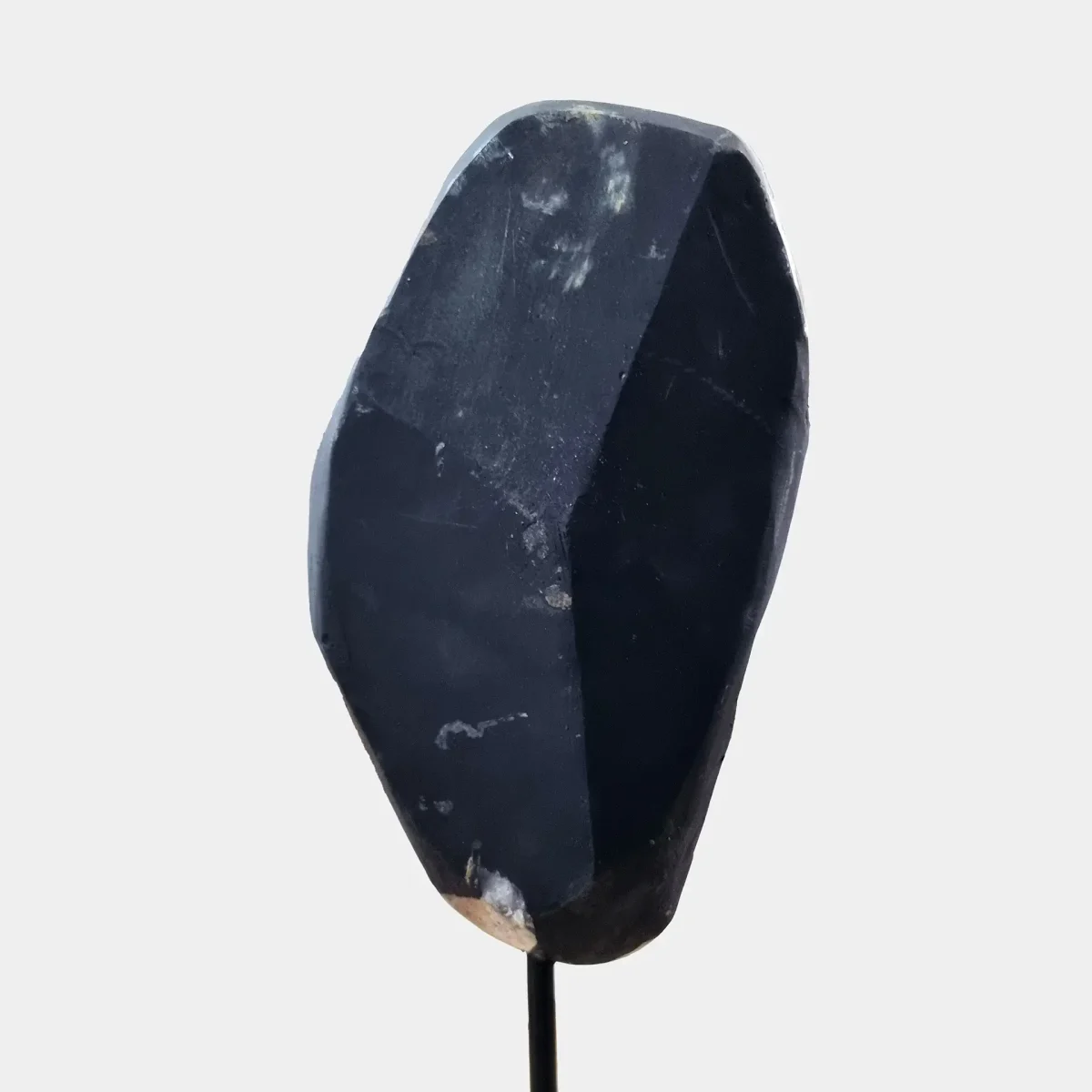 Zadnji pogled na ametistovo geodo z gladko polirano površino bazalta in naravnim vzorcem kamnine.