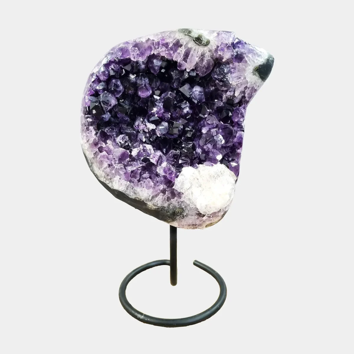 Sprednji pogled na kompakten brazilski ametist na elegantnem črnem kovinskem stojalu – 34 cm, zbirateljski kos z belimi kremenovimi poudarki.