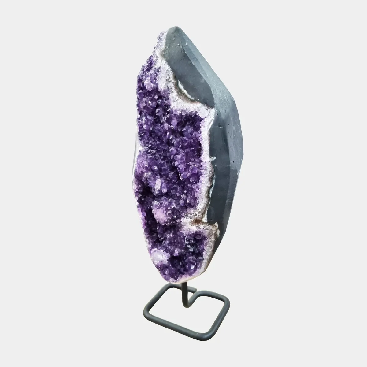 Drugi stranski pogled poudarja naravne obrise in globoko strukturo kristalov ametistne geode.