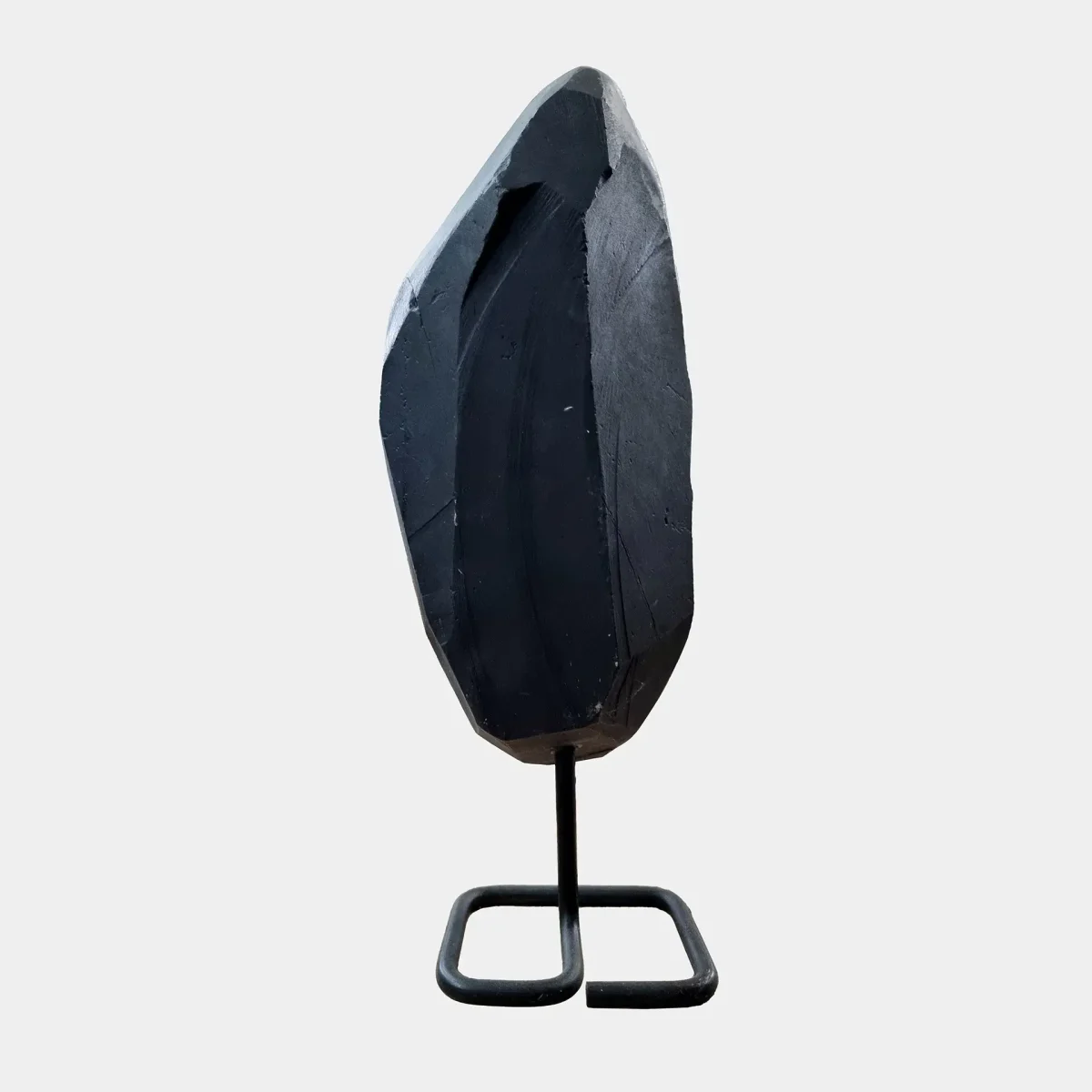 Pogled od zadaj prikazuje gladko, polirano bazaltno površino in elegantno geometrijsko obliko geode.