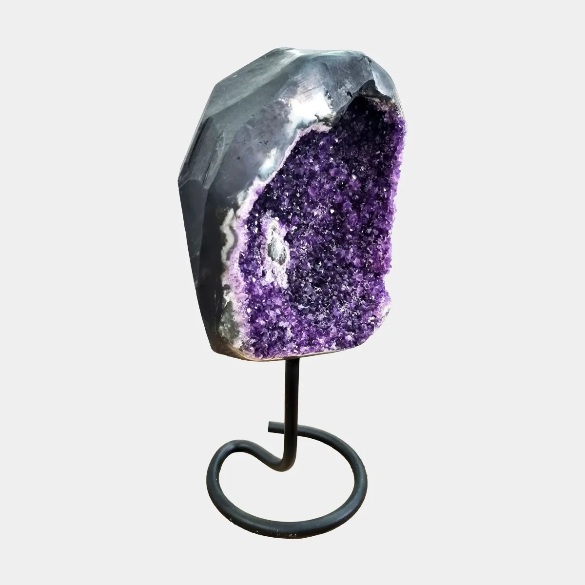 Drugi stranski pogled poudarja kristalno globino, uravnoteženo obliko in naravno strukturo bazalta.