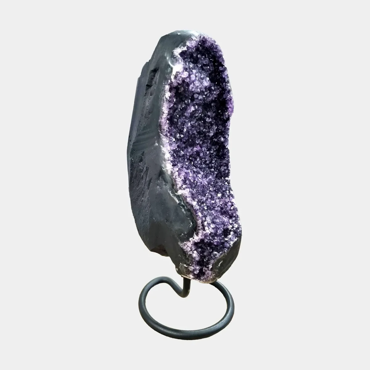 Drugi stranski pogled prikazuje naravne obrise in poliran bazaltni rob, ki uokvirja vijolično jedro.