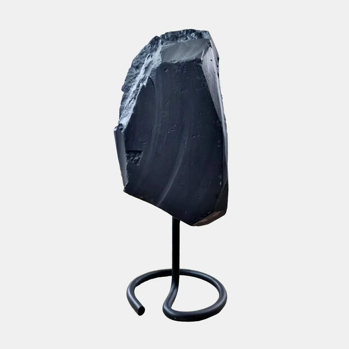 Zadnji pogled prikazuje gladko, polirano bazaltno površino in skulpturalne naravne linije geode.