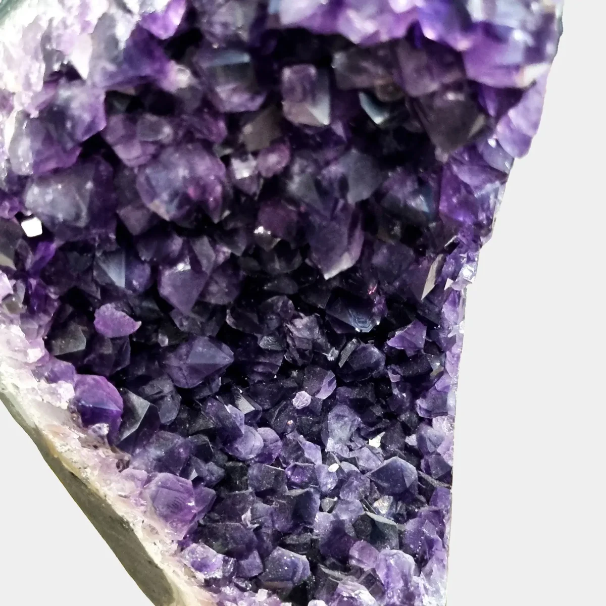 Povečan pogled razkriva drobnozrnate kristale ametista z izjemno čistostjo, sijajem in prefinjenim barvnim prelivom.