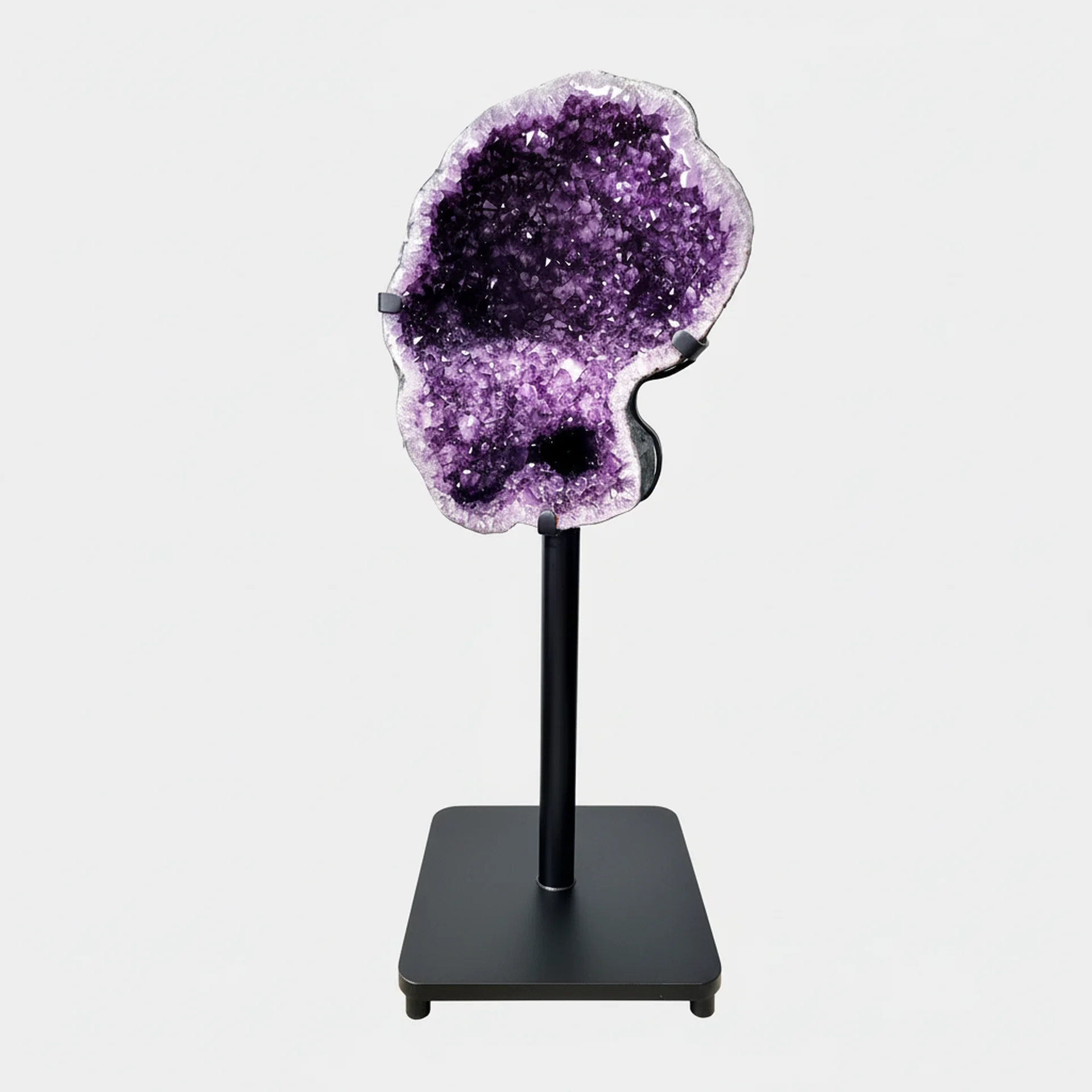Amethyst Statement Piece N°1 – 160 cm – Front View Front view of the 160 cm amethyst statement geode displaying its grand crystal chamber with rich violet hues and layered quartz edges.