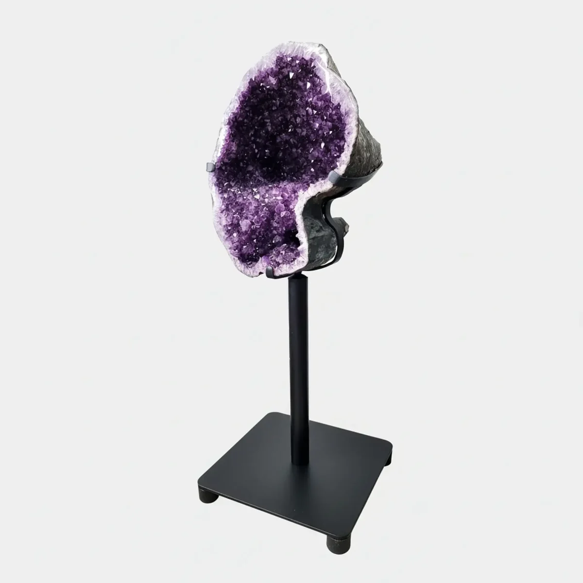 Bližnji posnetek razkriva sijočo notranjost kristalov in zapleteno geometrijo ametistovih struktur.