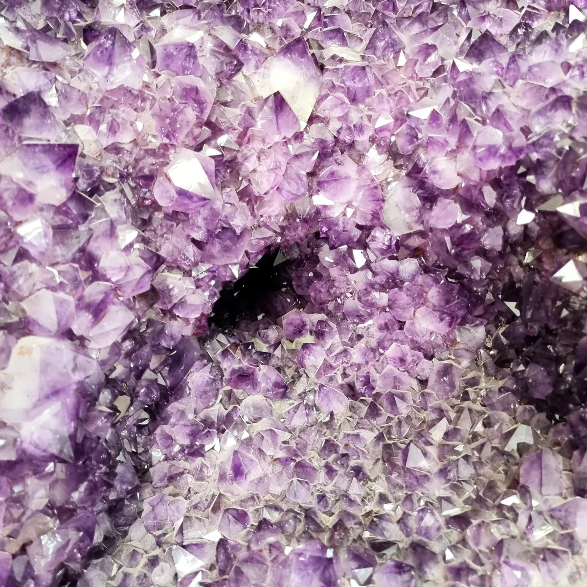 Povečan detajl poudarja plastenje kristalne rasti in prehode v prosojnost znotraj geode.