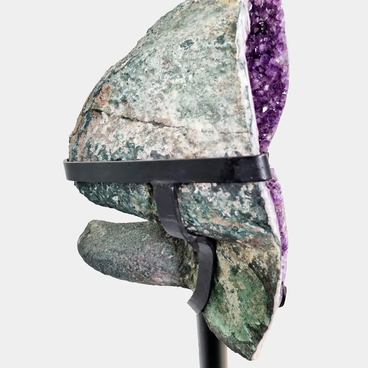 Stranski pogled poudarja spodnji del geode s trdno strukturo in izrazitimi naravnimi oblinami.