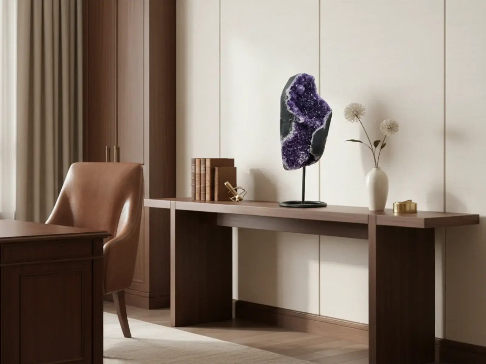 Velika ametistna geoda na minimalističnem stojalu v elegantni odvetniški pisarni z lesenim pohištvom, usnjenim stolom in prefinjeno dekoracijo.