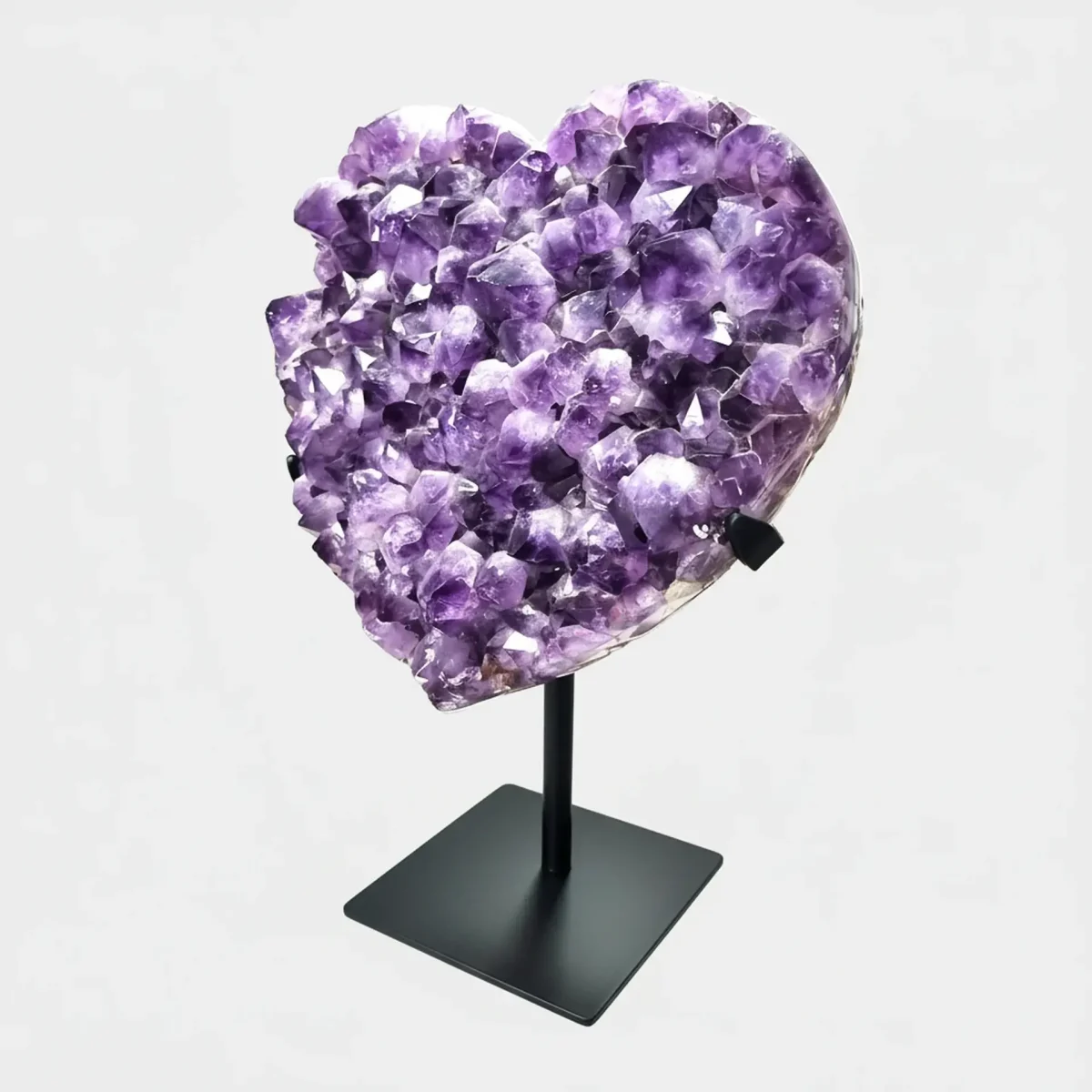 Stranski pogled na srčasto oblikovan kristalni grozd, ki lepo razkrije globino kristalov in naravne linije geode.