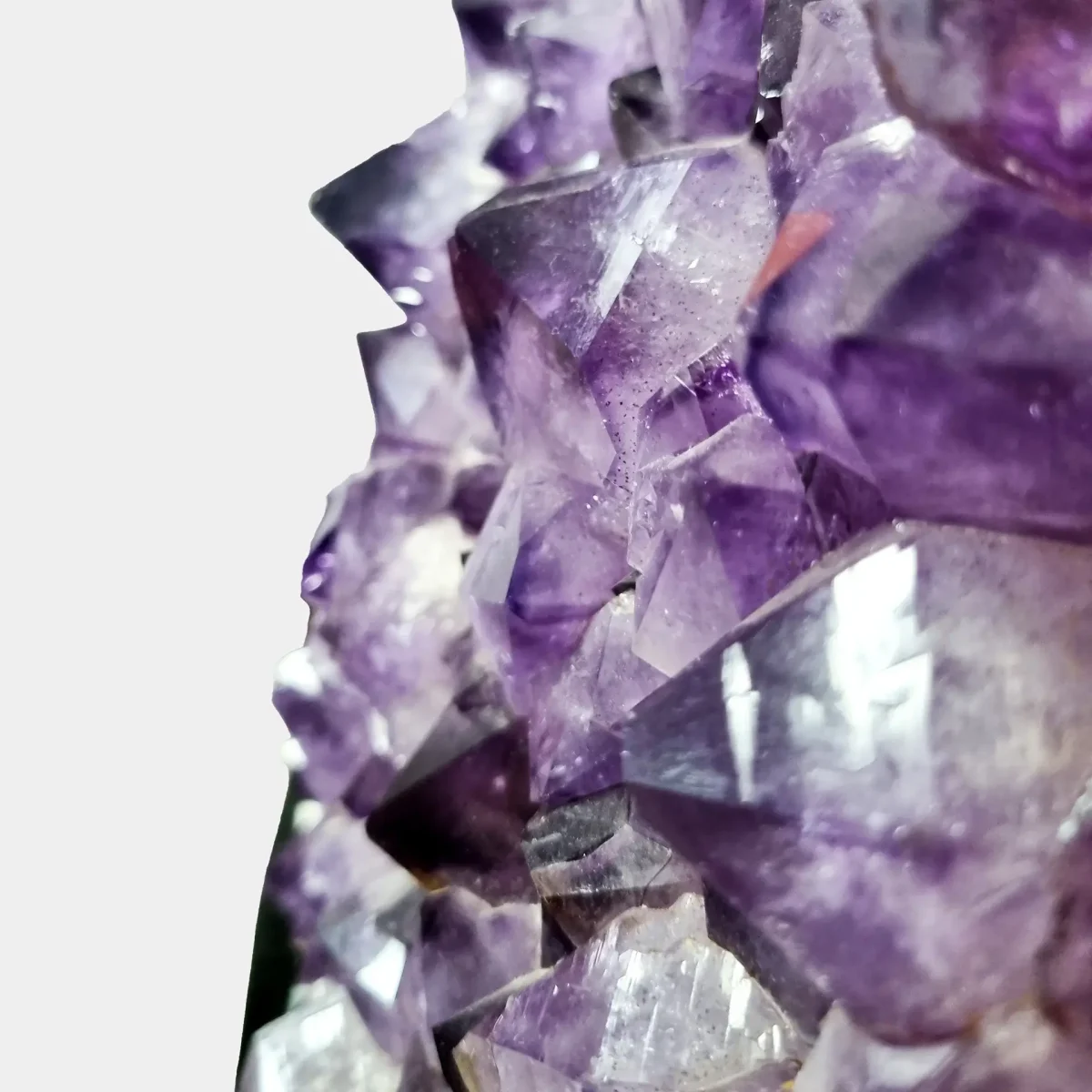 Makro pogled na posamezne kristalne konice, ki poudari njihovo čistost, teksturo in naravni sijaj.