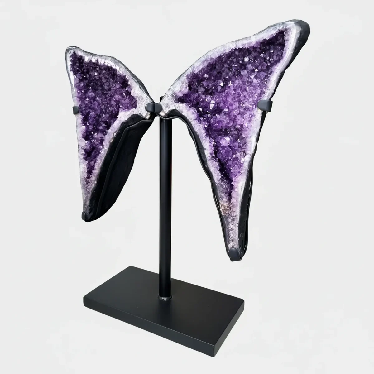 Stranski pogled, ki razkriva globino in plastovito strukturo dvokrake ametistove formacije.