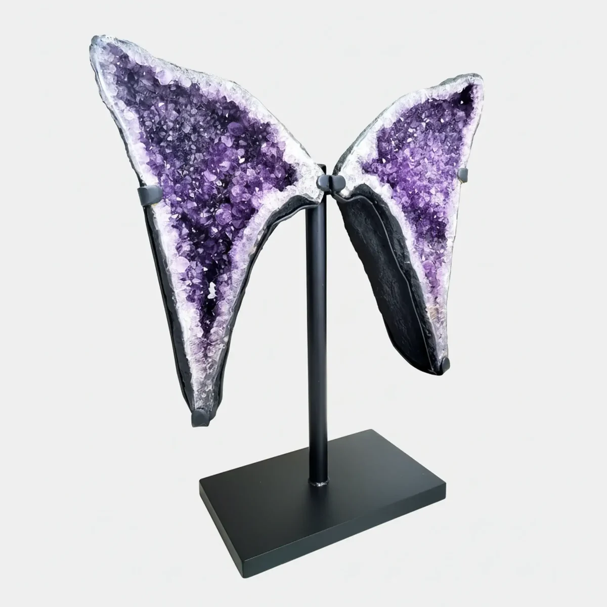 Drugi stranski kot ametistove formacije na črnem stojalu, ki lepo pokaže njeno odprto, krilasto obliko.