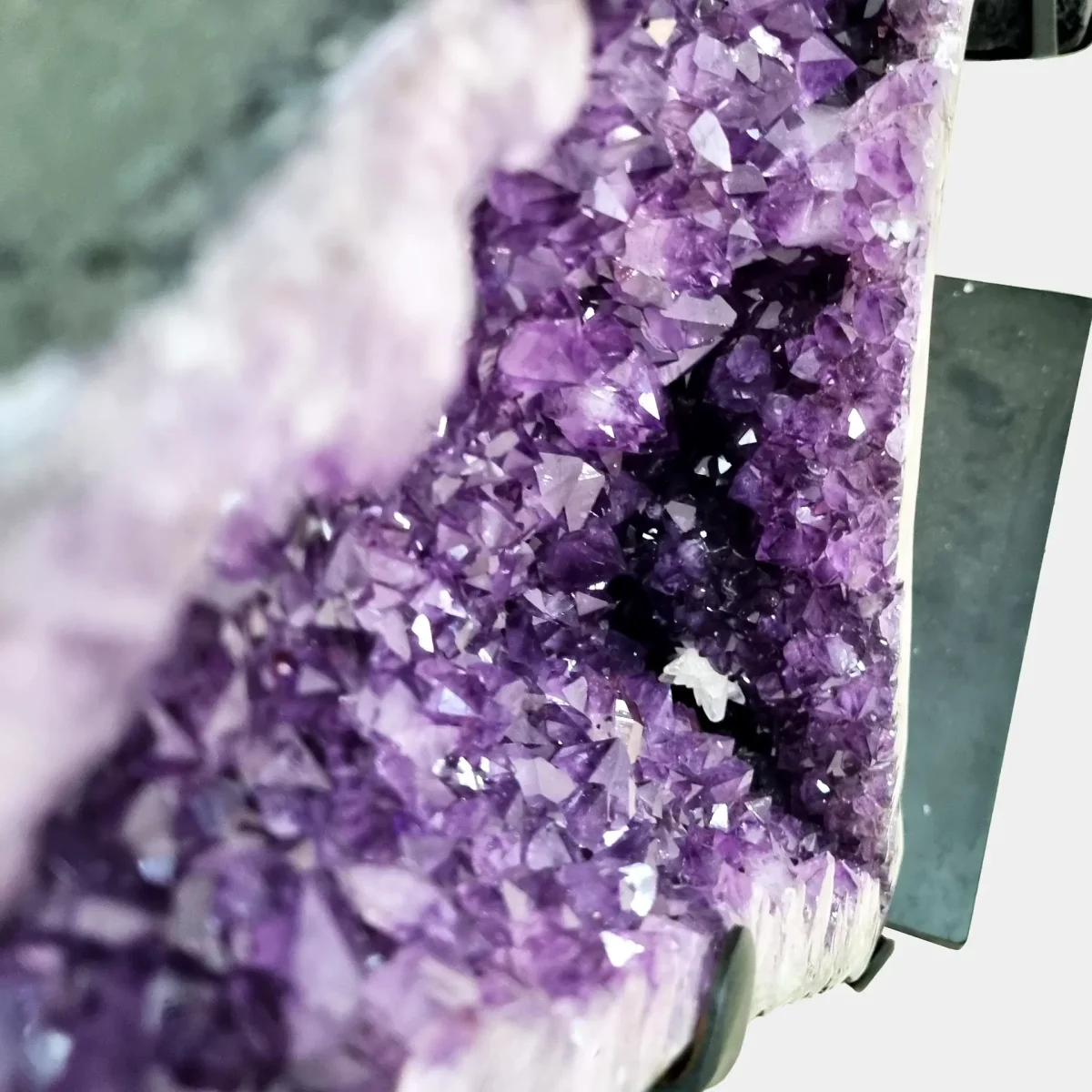 Bližnji pogled na ametistove kristale, ki razkrijejo nežne konice in bogate odtenke vijolične.