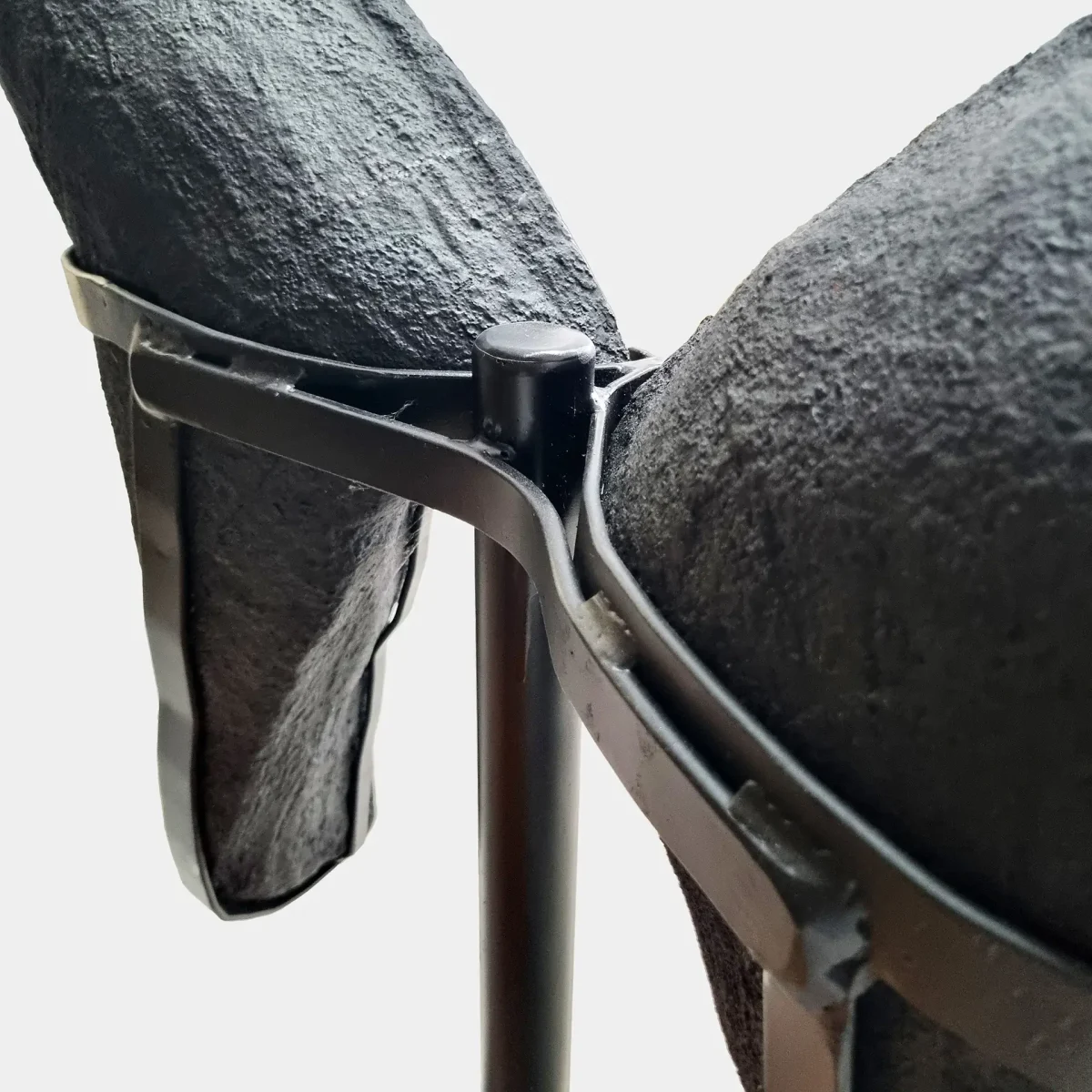 Zadnji pogled, ki prikazuje surovo bazaltno površino in podporni kovinski okvir te impozantne ametistove formacije.