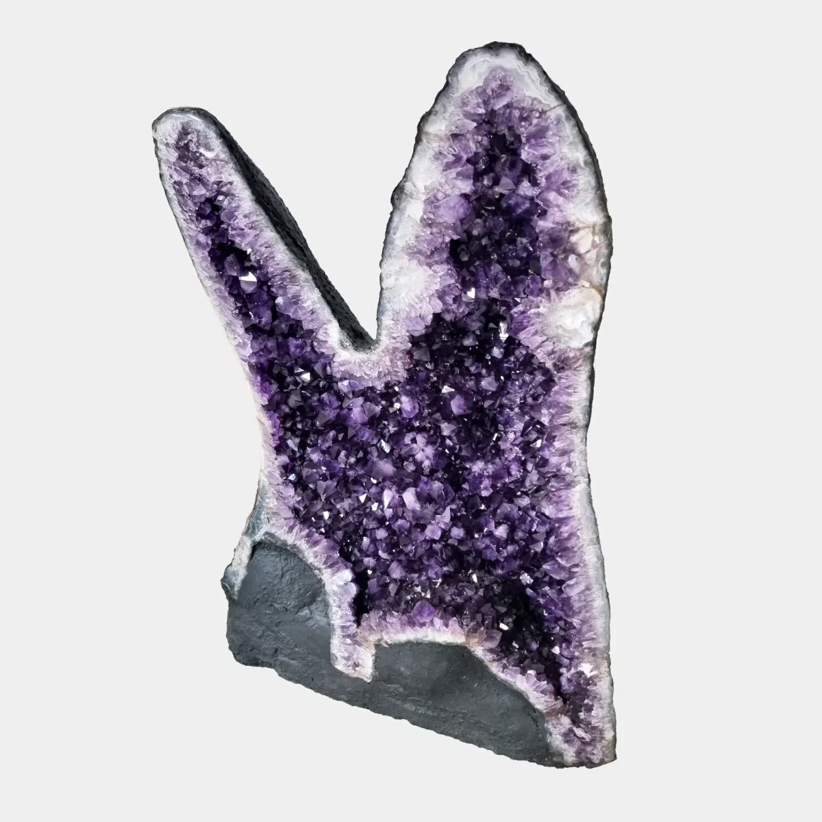 Drugi stranski kot, ki lepo poudari naravni profil geode in njeno plastovito, kristalno bogato notranjost.