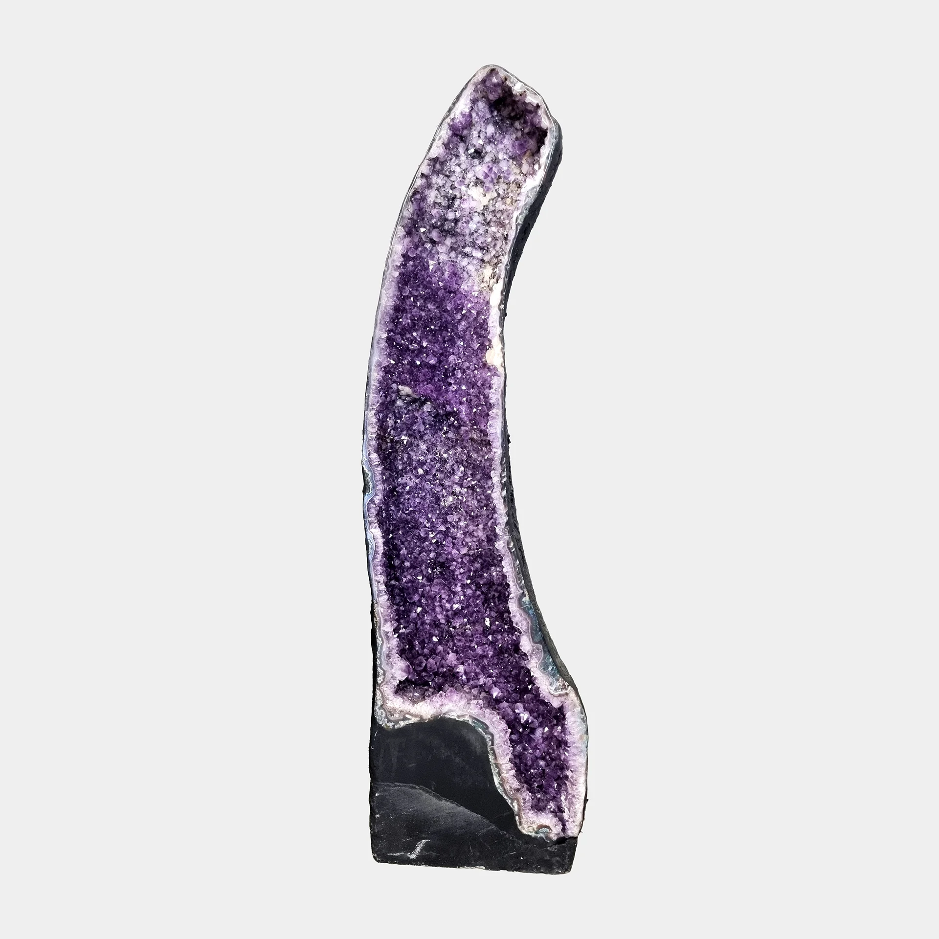 Amethyst Statement Piece N°6 – 138 cm – Front View Front view of Amethyst Statement Piece N°6 (138 cm), showcasing its tall, curved geode formation with deep purple crystals.