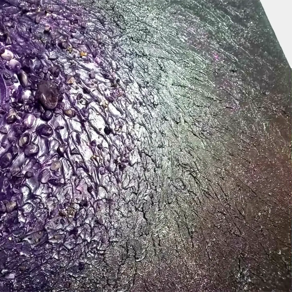 Bližnji pogled na koščke ametista, vdelane v rebrasto vijolično in srebrnkasto barvo