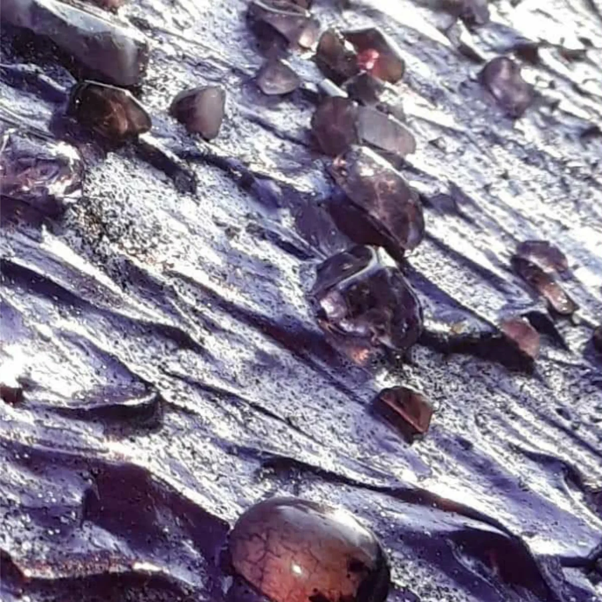 Bližnji pogled na površino slike z ametisti, temno vijolično teksturo in spiralnim gibanjem