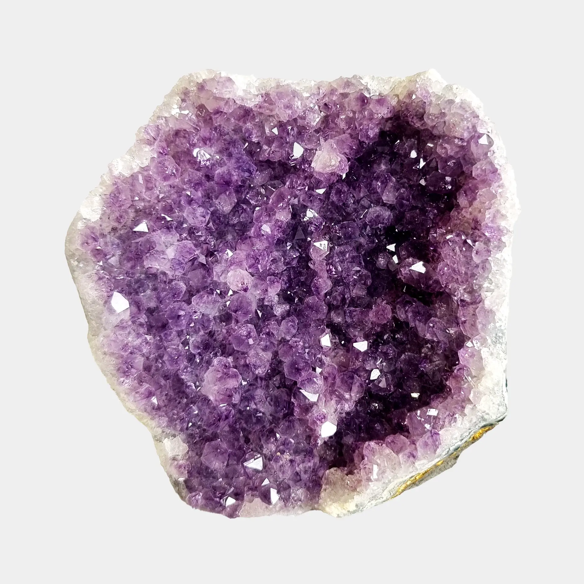 Small Amethyst Geode N°4 – 9 cm – Front View Front view of a small amethyst geode with violet crystals, pale quartz edges, and a compact natural shape.